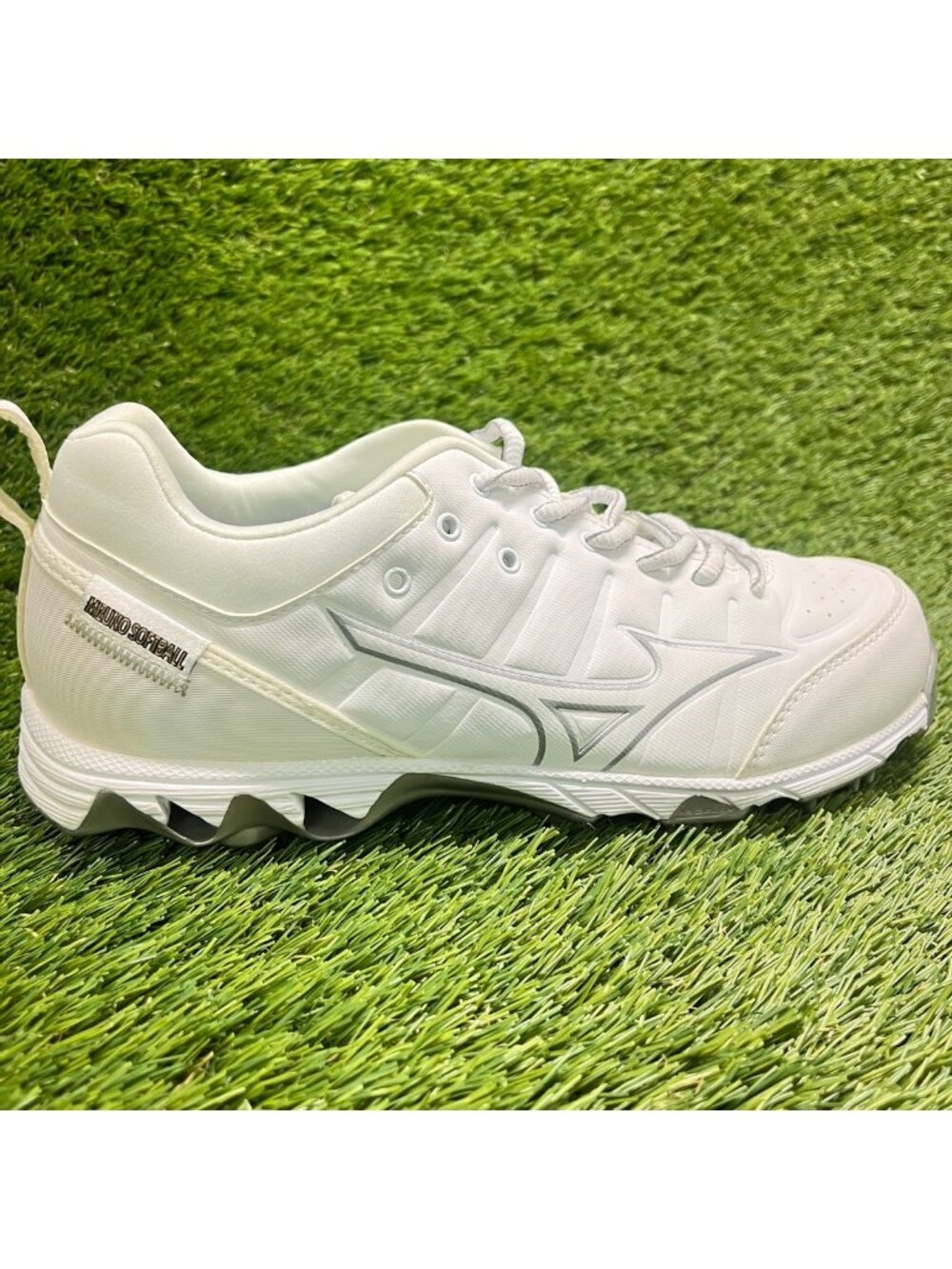 Mizuno 9-Spike Swift 7 Womens Size 8.5 White Running Metal Softball Cleats